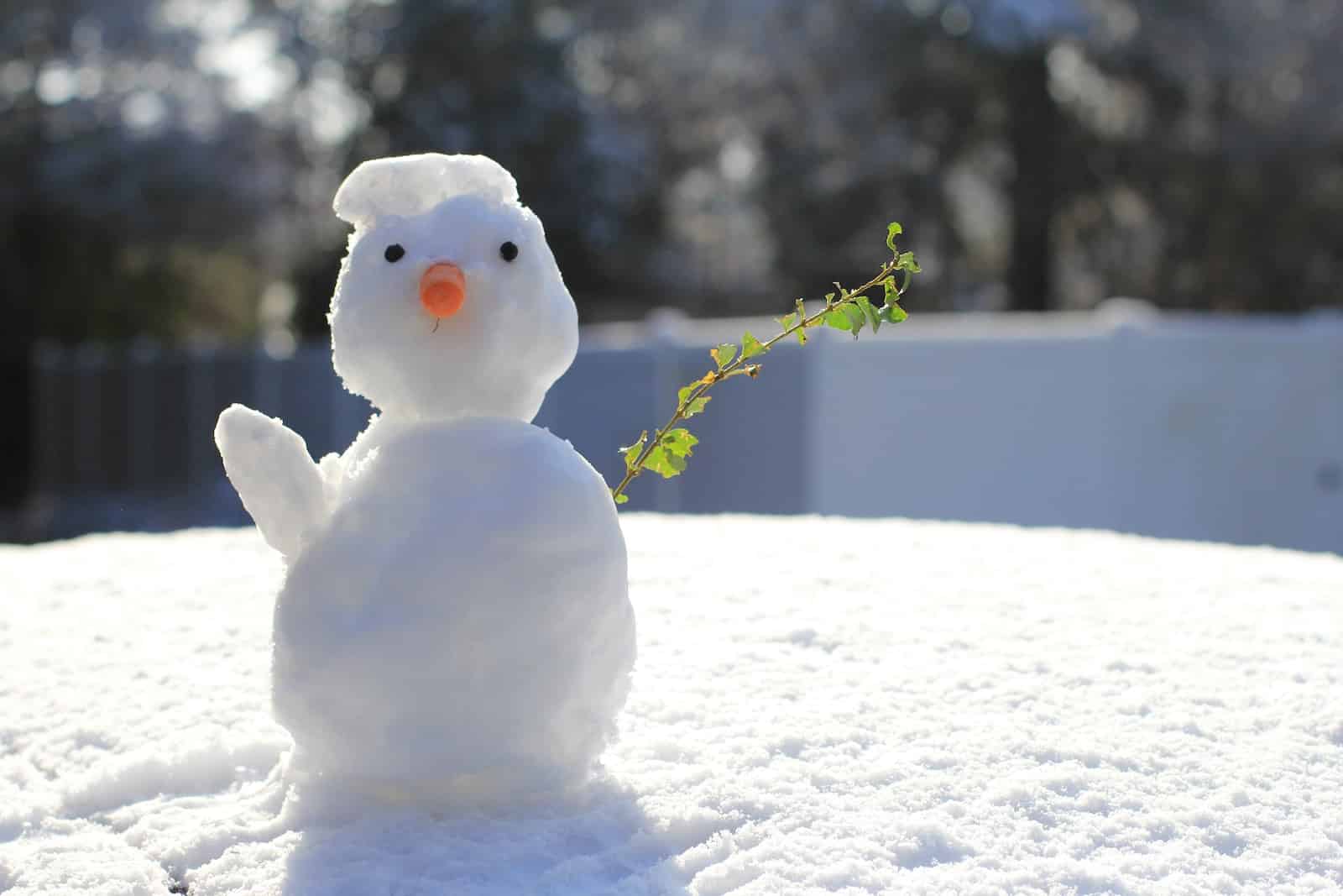 white snowman - outdoor christmas decorating ideas