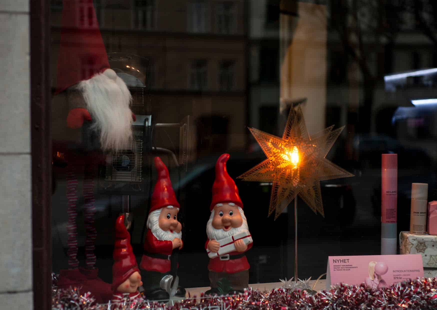19 - christmas window decoration ideas | CubeBik Blog
