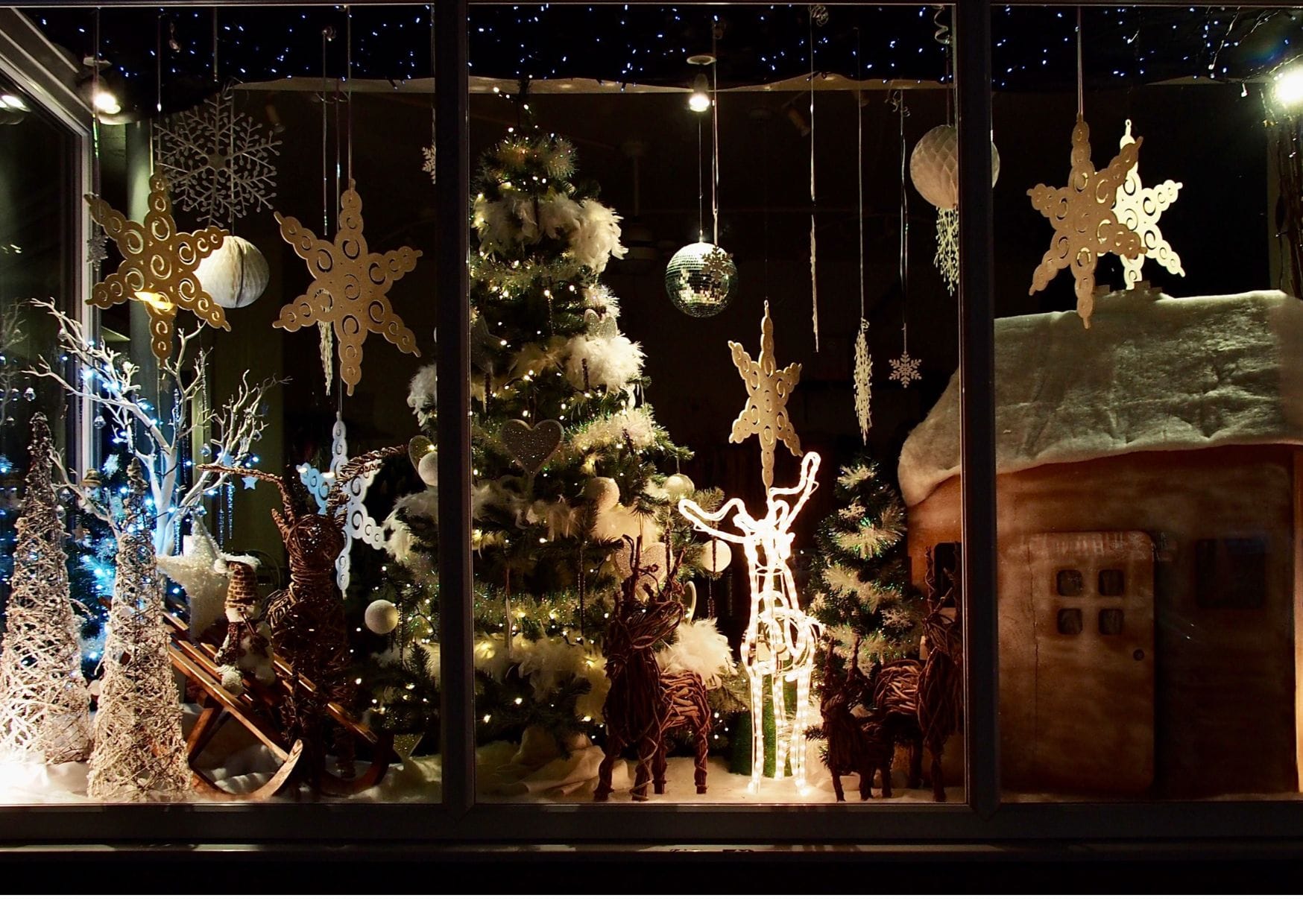 traditional - christmas window decoration ideas | CubeBik Blog